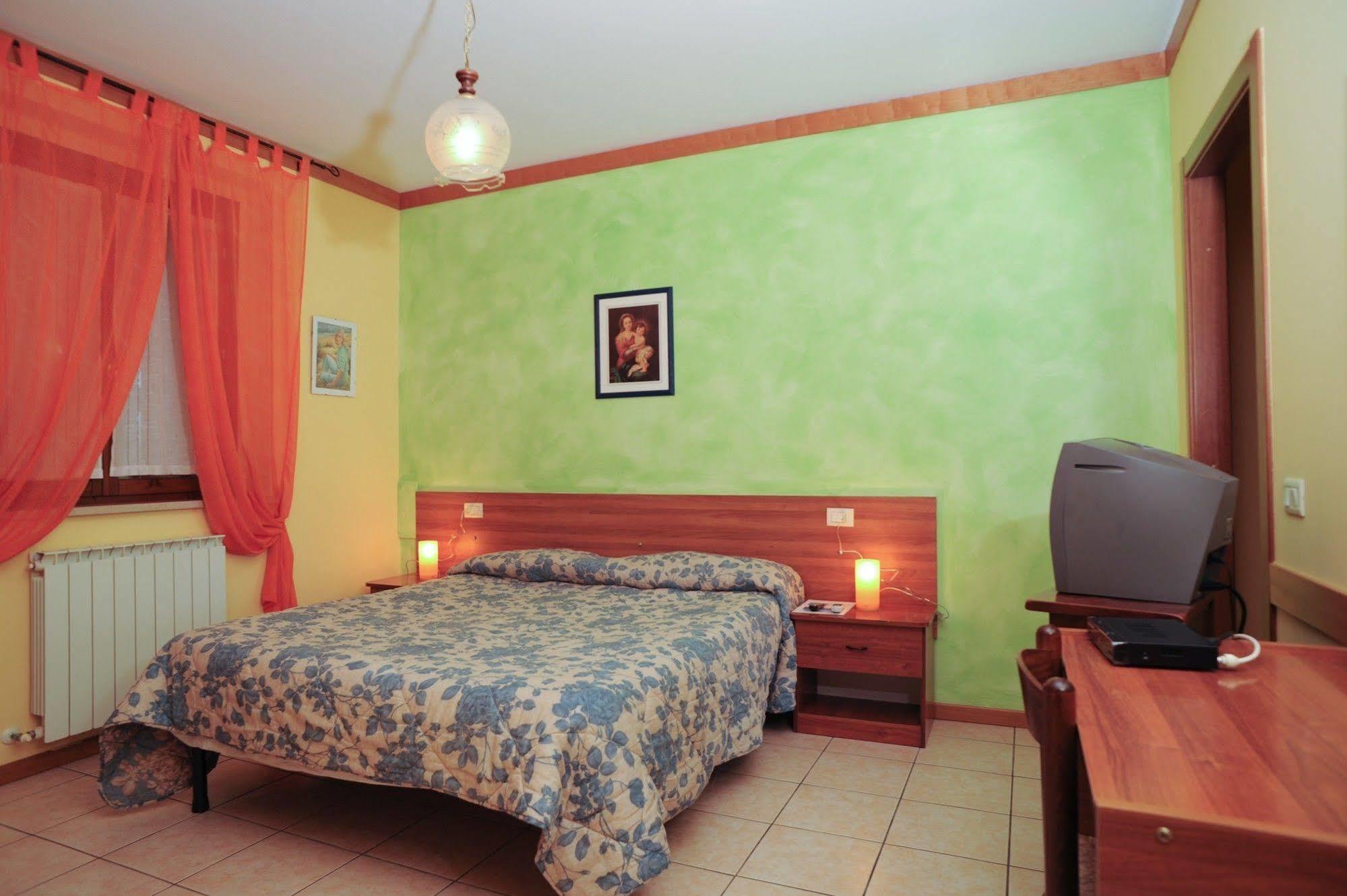 Agriturismo La Mora Ассизи Экстерьер фото